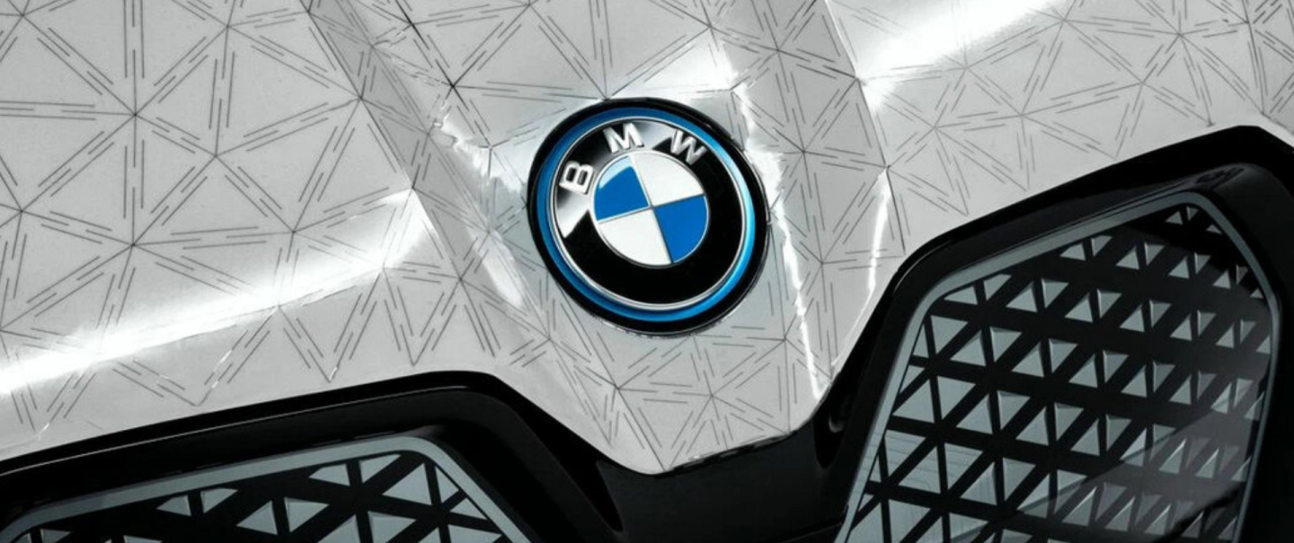 The BMW iX Flow changes body color