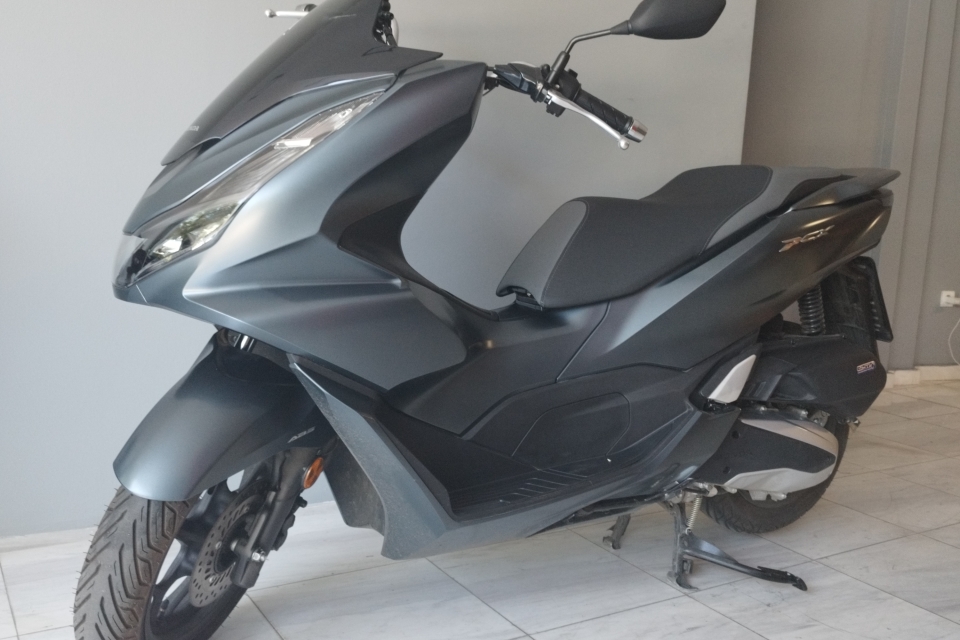 Rent Honda PCX 125 2022 from US$ 37/day in Central Athens Regional 